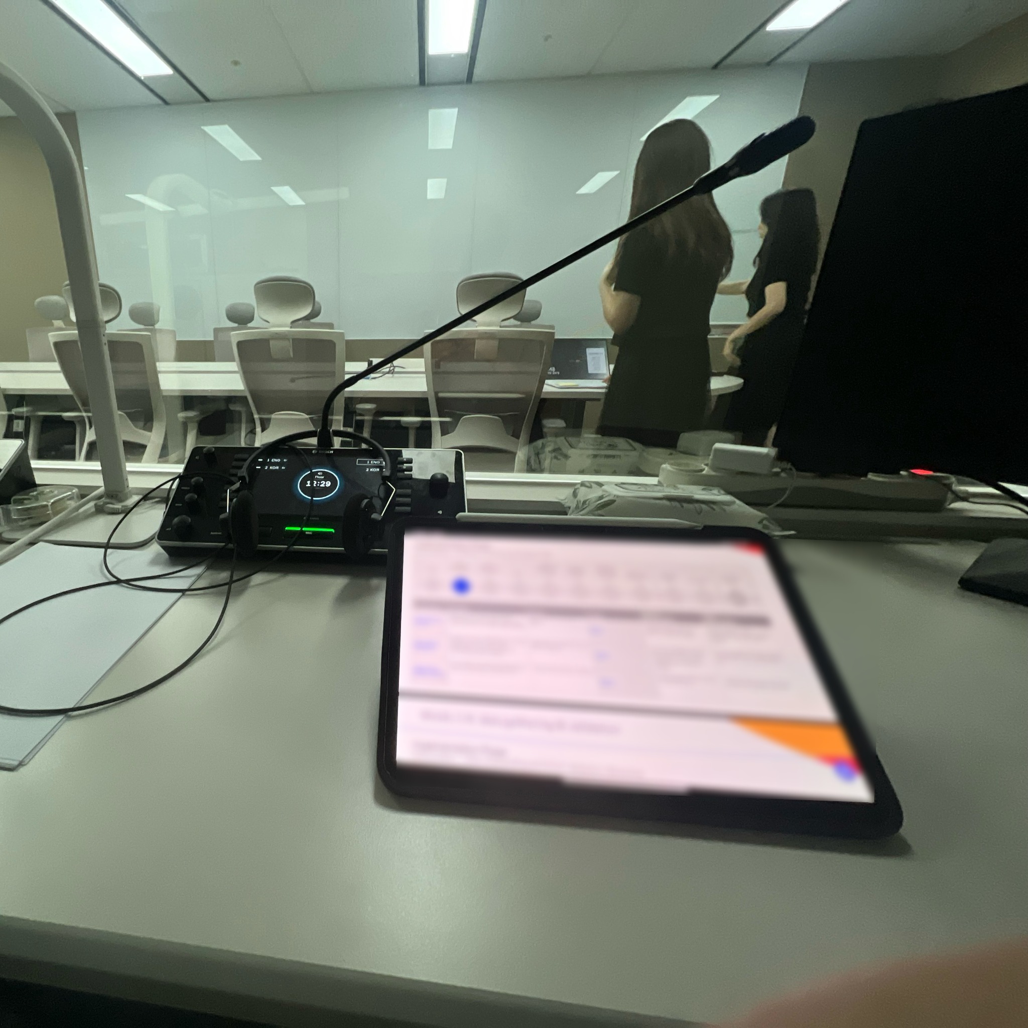 通訳ブースから見た現場